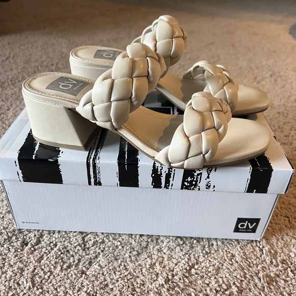 Dolce Vita Stacey in Ivory LIKE NEW! - size 7.5 - Picture 2 of 3